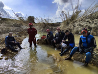 Voluntarios de la Policía nacional de Puertollano y de Protección Civil de Ciudad Real, ayudando por la Dana en Valencia