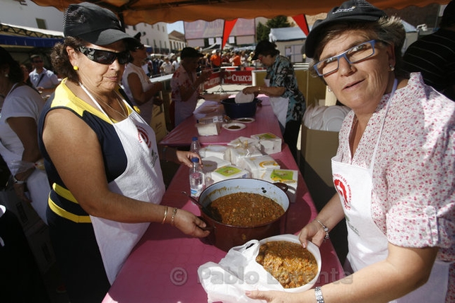 Villanueva de los Infantes repartió ayer más de 7.000 raciones del pisto más grande del mundo y que aspira a ser Récord Guinness./  / PABLO LORENTE