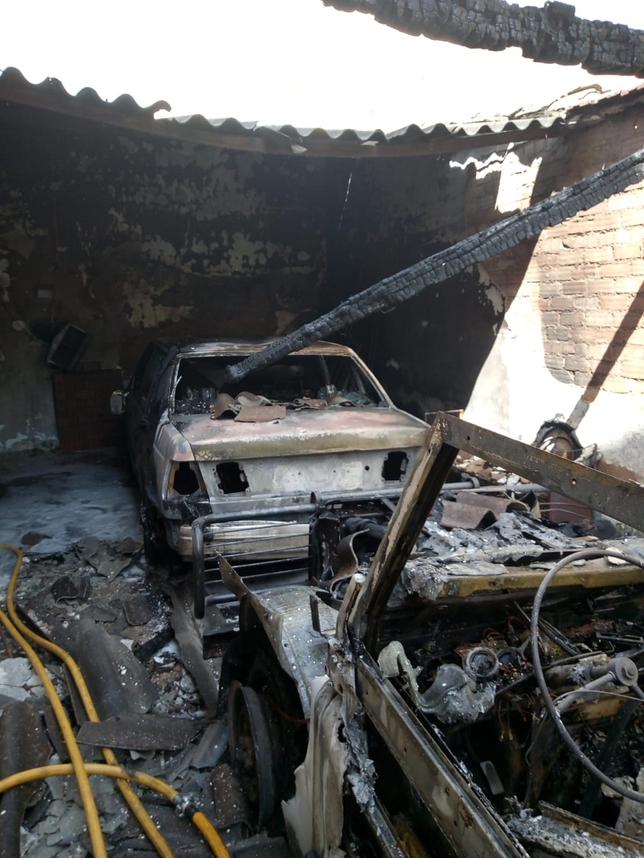 Arden dos coches en un garaje del centro de Miguelturra