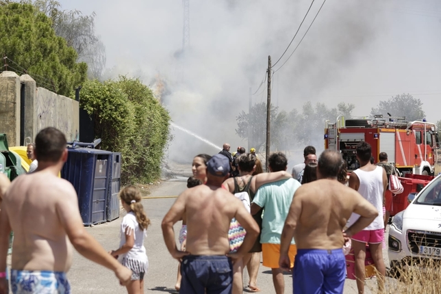 Desalojan el Playa Park por un incendio en las inmediaciones
