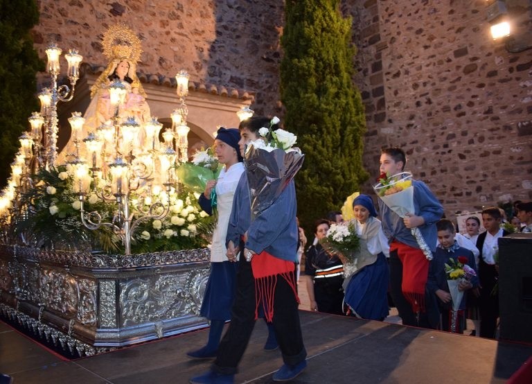 Jotas, flores y música en la ofrenda floral a la Virgen
