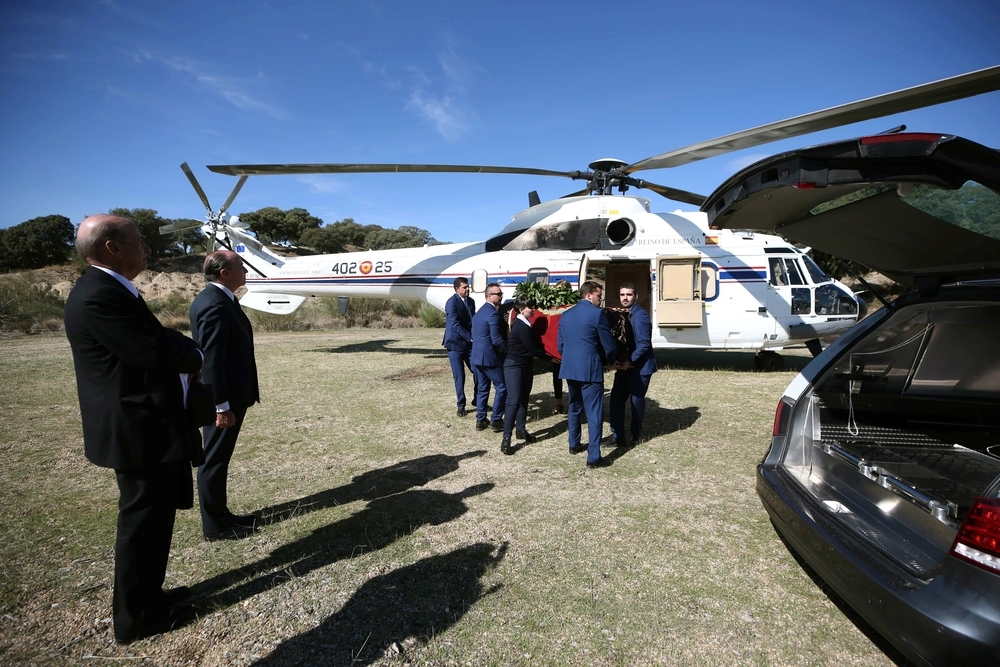 El coche con los restos de Franco entran en el cementerio