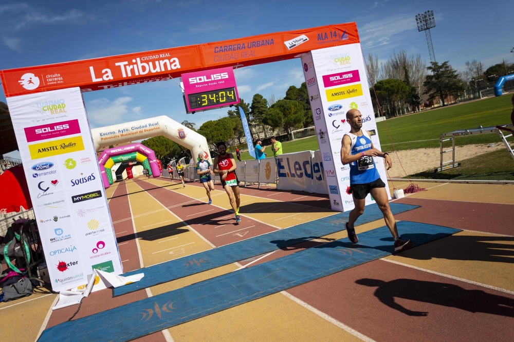 Llegada de Carrera Urbana  / TOMÁS FERNÁNDEZ DE MOYA