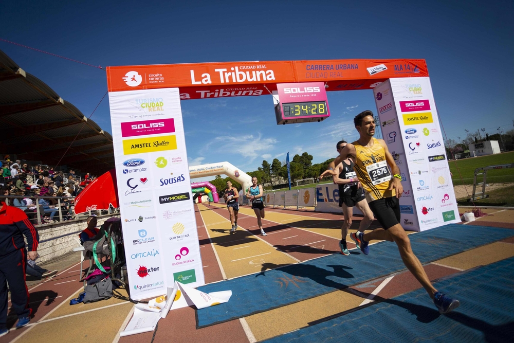 Llegada de Carrera Urbana  / TOMÁS FERNÁNDEZ DE MOYA