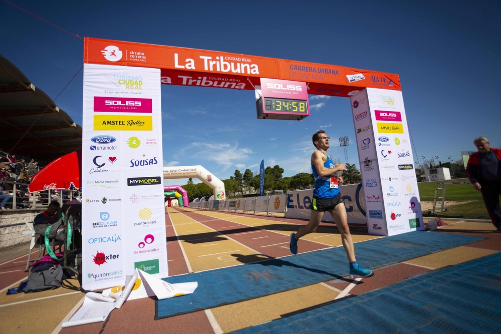 Llegada de Carrera Urbana  / TOMÁS FERNÁNDEZ DE MOYA