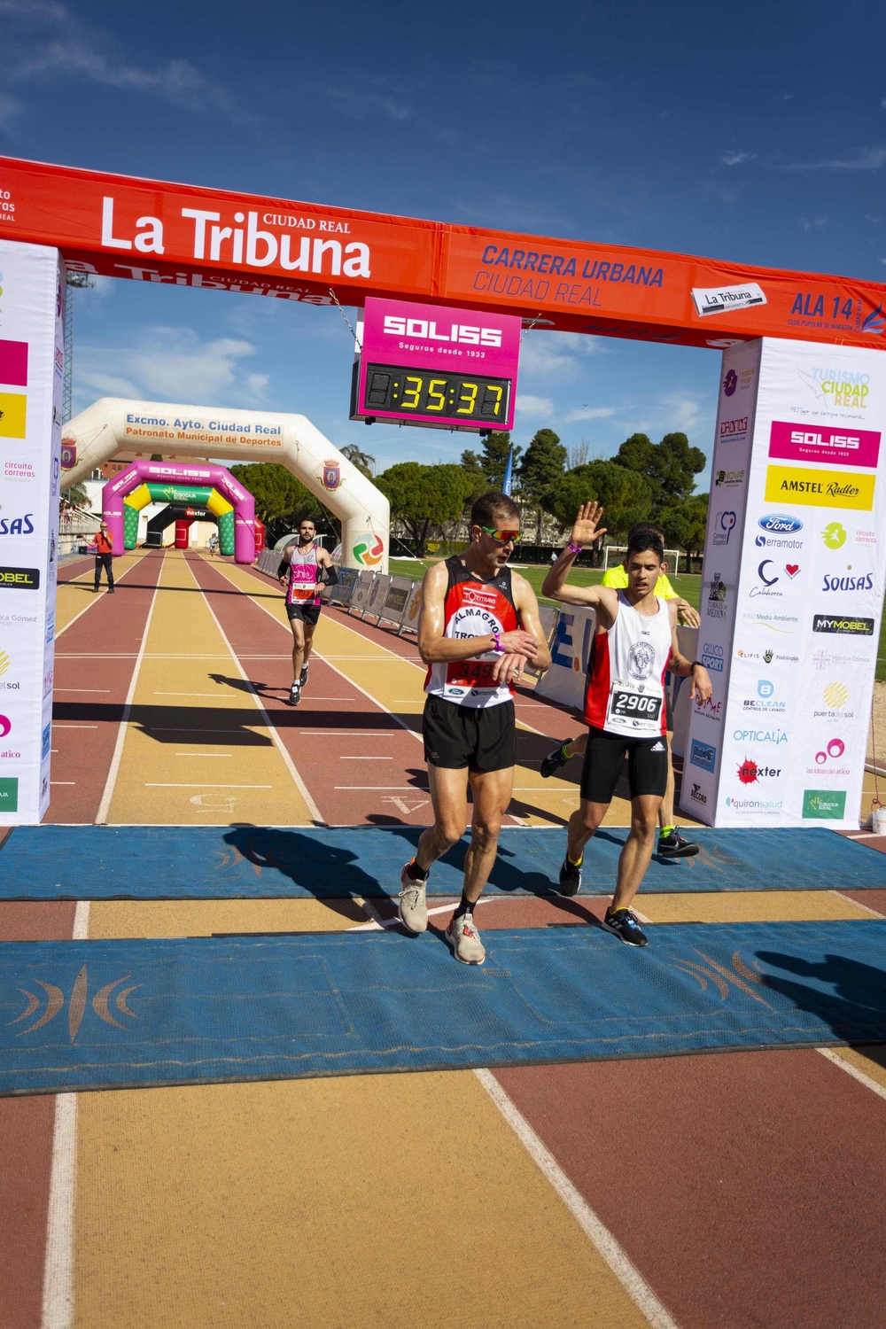 Llegada de Carrera Urbana  / TOMÁS FERNÁNDEZ DE MOYA