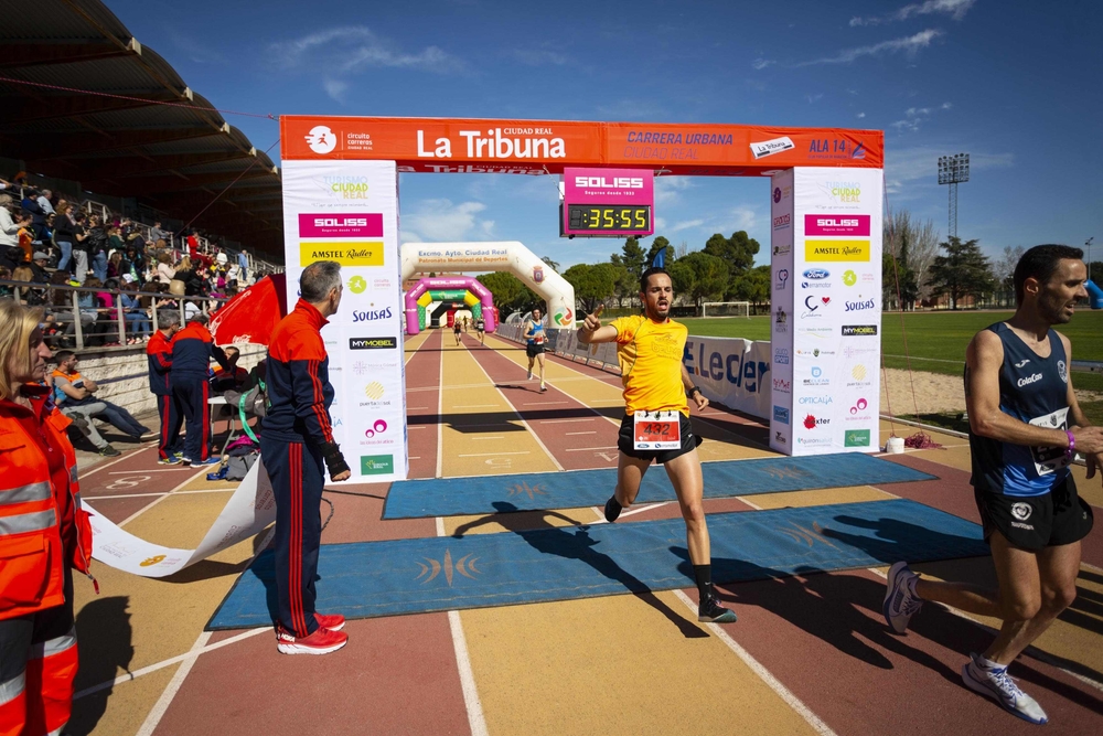 Llegada de Carrera Urbana  / TOMÁS FERNÁNDEZ DE MOYA