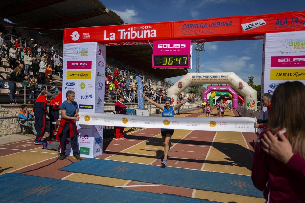 Llegada de Carrera Urbana  / TOMÁS FERNÁNDEZ DE MOYA