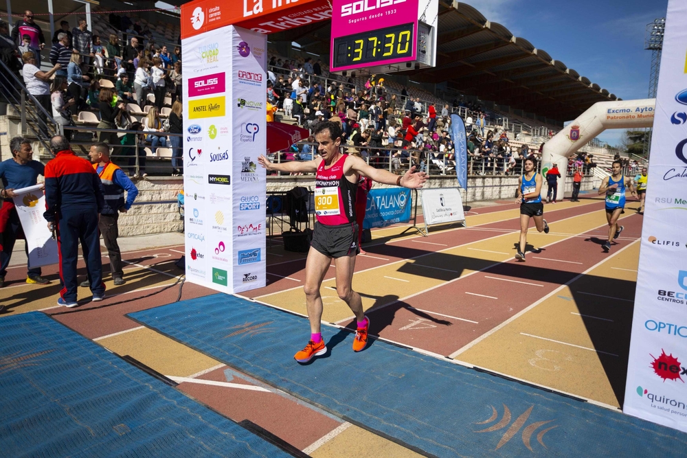 Llegada de Carrera Urbana  / TOMÁS FERNÁNDEZ DE MOYA