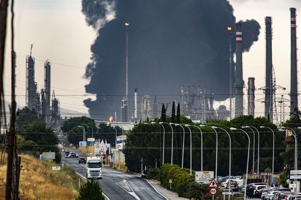 explosión de dos tanques en Repsol Puertollano, explosion de dos tanquen en el compelo petroquimico de Puertollano de Repsol por la caida de un rayo, emergencia, humo  / RUEDA VILLAVERDE