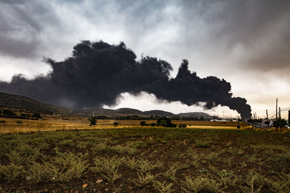 explosión de dos tanques en Repsol Puertollano, explosion de dos tanquen en el compelo petroquimico de Puertollano de Repsol por la caida de un rayo, emergencia, humo  / RUEDA VILLAVERDE