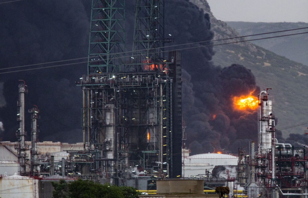 explosión de dos tanques en Repsol Puertollano, explosion de dos tanquen en el compelo petroquimico de Puertollano de Repsol por la caida de un rayo, emergencia, humo  / RUEDA VILLAVERDE