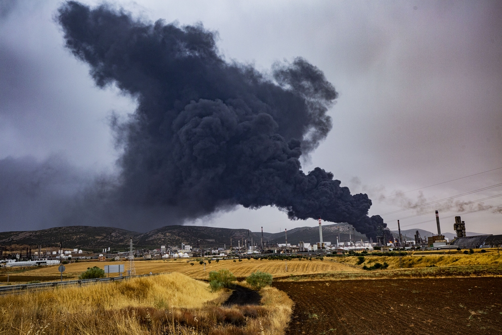 explosión de dos tanques en Repsol Puertollano, explosion de dos tanquen en el compelo petroquimico de Puertollano de Repsol por la caida de un rayo, emergencia, humo  / RUEDA VILLAVERDE