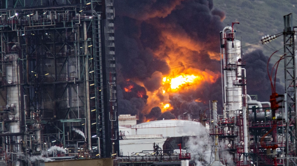 explosión de dos tanques en Repsol Puertollano, explosion de dos tanquen en el compelo petroquimico de Puertollano de Repsol por la caida de un rayo, emergencia, humo  / RUEDA VILLAVERDE