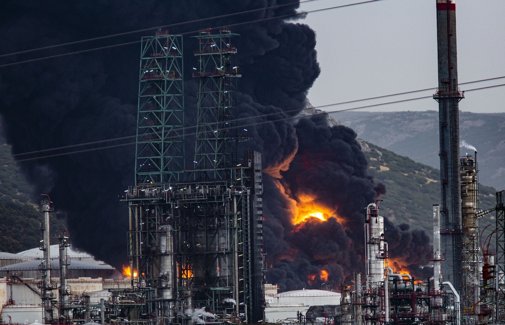 explosión de dos tanques en Repsol Puertollano, explosion de dos tanquen en el compelo petroquimico de Puertollano de Repsol por la caida de un rayo, emergencia, humo  / RUEDA VILLAVERDE