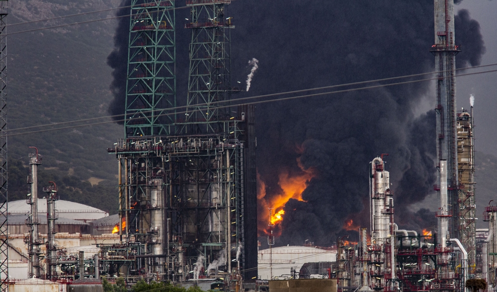 explosión de dos tanques en Repsol Puertollano, explosion de dos tanquen en el compelo petroquimico de Puertollano de Repsol por la caida de un rayo, emergencia, humo  / RUEDA VILLAVERDE