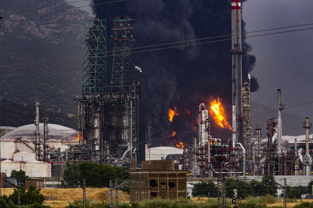 explosión de dos tanques en Repsol Puertollano, explosion de dos tanquen en el compelo petroquimico de Puertollano de Repsol por la caida de un rayo, emergencia, humo  / RUEDA VILLAVERDE