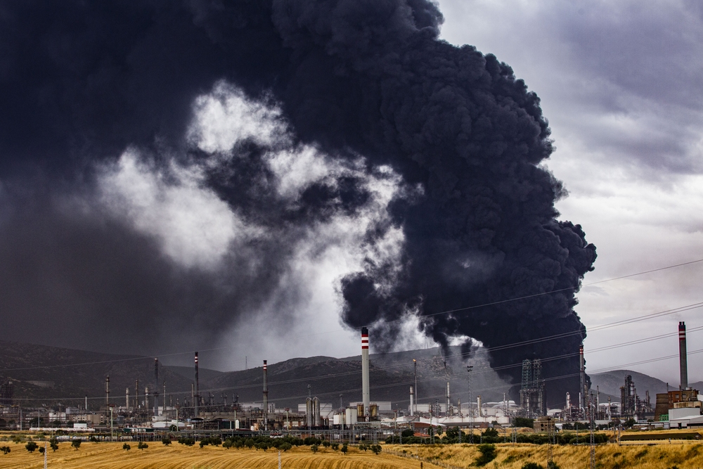 explosión de dos tanques en Repsol Puertollano, explosion de dos tanquen en el compelo petroquimico de Puertollano de Repsol por la caida de un rayo, emergencia, humo  / RUEDA VILLAVERDE