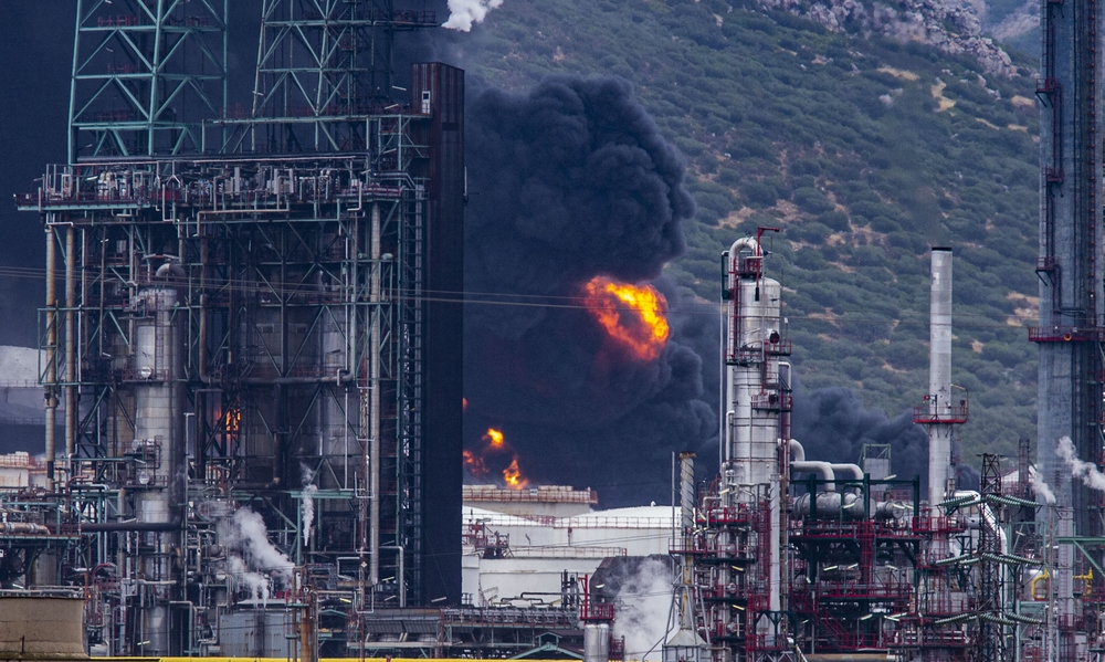 explosión de dos tanques en Repsol Puertollano, explosion de dos tanquen en el compelo petroquimico de Puertollano de Repsol por la caida de un rayo, emergencia, humo  / RUEDA VILLAVERDE