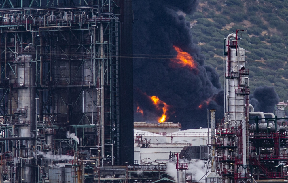 explosión de dos tanques en Repsol Puertollano, explosion de dos tanquen en el compelo petroquimico de Puertollano de Repsol por la caida de un rayo, emergencia, humo  / RUEDA VILLAVERDE