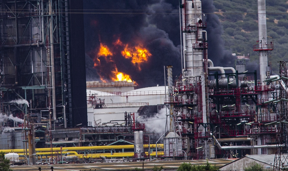 explosión de dos tanques en Repsol Puertollano, explosion de dos tanquen en el compelo petroquimico de Puertollano de Repsol por la caida de un rayo, emergencia, humo  / RUEDA VILLAVERDE