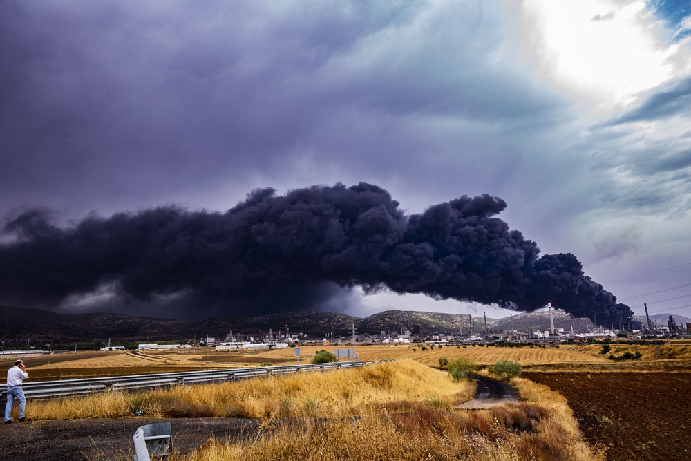 explosión de dos tanques en Repsol Puertollano, explosion de dos tanquen en el compelo petroquimico de Puertollano de Repsol por la caida de un rayo, emergencia, humo  / RUEDA VILLAVERDE