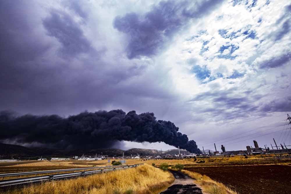 explosión de dos tanques en Repsol Puertollano, explosion de dos tanquen en el compelo petroquimico de Puertollano de Repsol por la caida de un rayo, emergencia, humo  / RUEDA VILLAVERDE