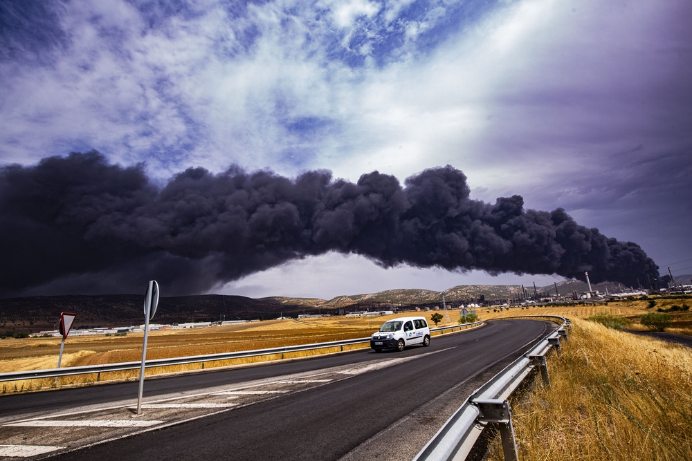 explosión de dos tanques en Repsol Puertollano, explosion de dos tanquen en el compelo petroquimico de Puertollano de Repsol por la caida de un rayo, emergencia, humo  / RUEDA VILLAVERDE