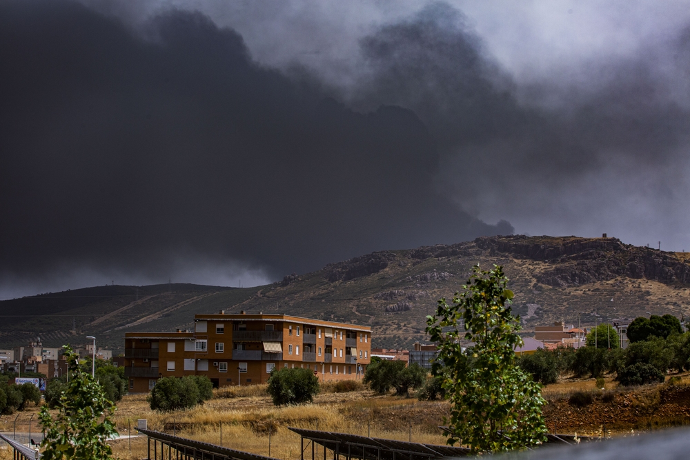 explosión de dos tanques en Repsol Puertollano, explosion de dos tanquen en el compelo petroquimico de Puertollano de Repsol por la caida de un rayo, emergencia, humo  / RUEDA VILLAVERDE