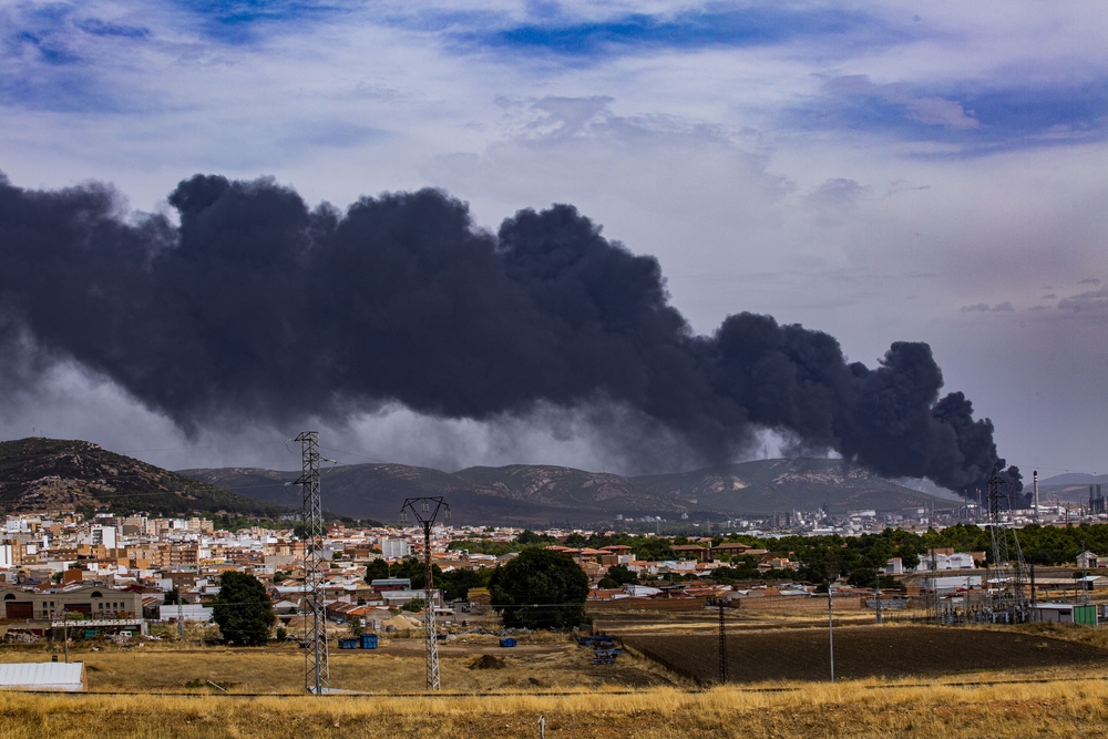 explosión de dos tanques en Repsol Puertollano, explosion de dos tanquen en el compelo petroquimico de Puertollano de Repsol por la caida de un rayo, emergencia, humo  / RUEDA VILLAVERDE