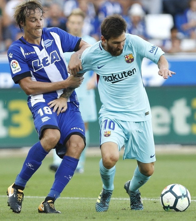 Tomás Pina agarra a Leo Messi en un duelo en Mendizorroza.