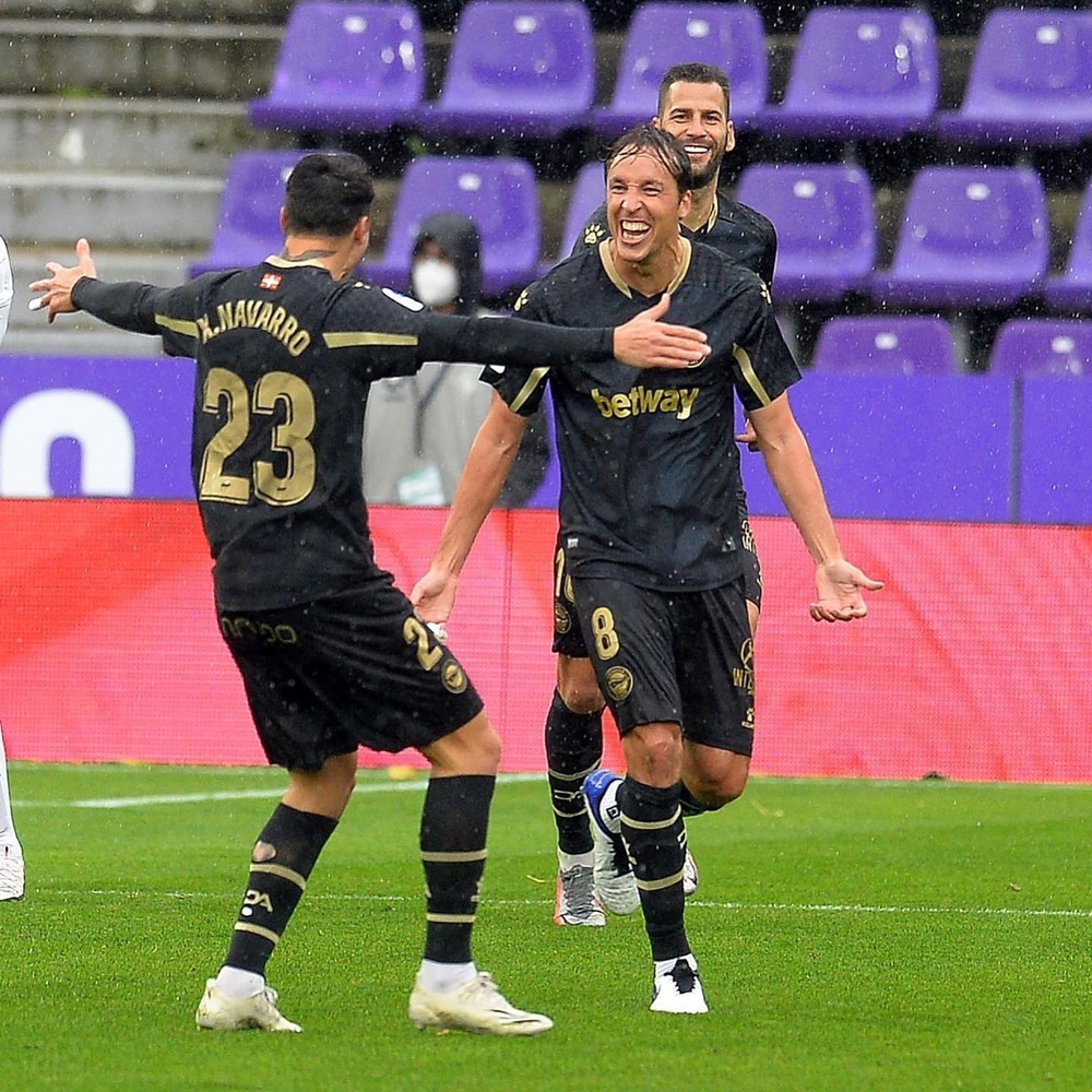 Tomás Pina celebra con sus compañeros un gol ante el Valladolid.