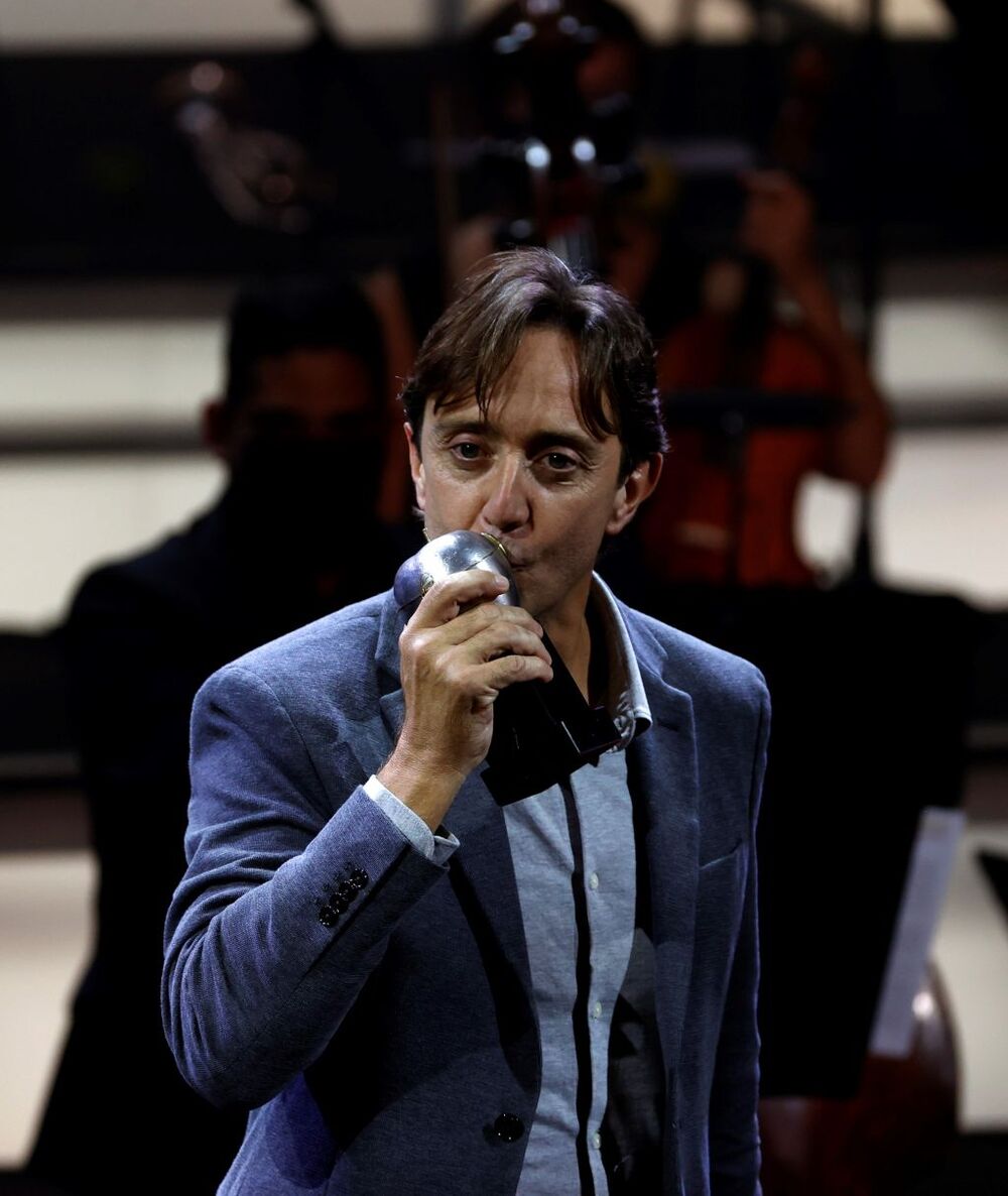 El actor Joan Carreras tras recibir el premio a mejor actor  / LUIS TEJIDO