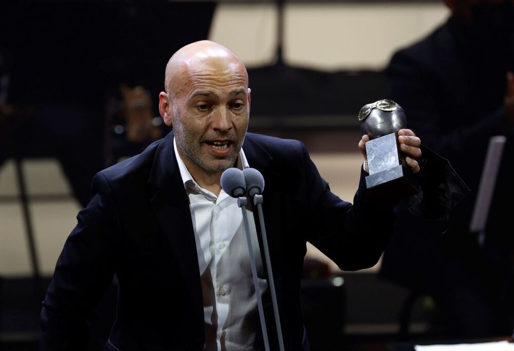 El bailarí­n Iván Villar tras recibir el premio al Mejor Intérprete Masculino de Danza  / LUIS TEJIDO