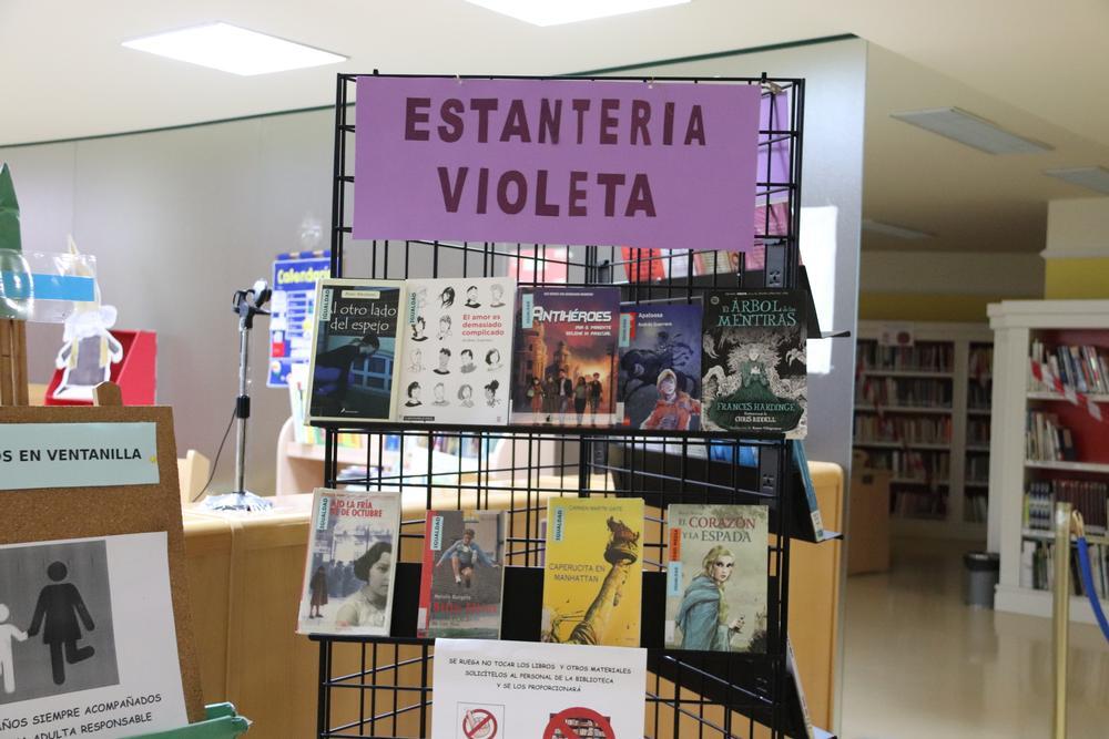 La Biblioteca ya cuenta con la 'Estantería Violeta Juvenil'
