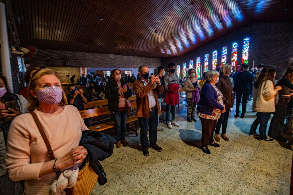 coronavirus, semana santa, pandemia, imagenes de la Esperanza y de Medinacli en la iglesia del barrio del Pilar, montaje del altar de la virgen de la esperanza y el cristo de medinaceli, que a no procesionar han montado un altar  para el culto  / RUEDA VILLAVERDE