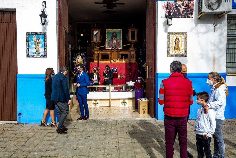 coronavirus, semana santa, pandemia, imagenes de la Esperanza y de Medinacli en la iglesia del barrio del Pilar, montaje del altar de la virgen de la esperanza y el cristo de medinaceli, que a no procesionar han montado un altar  para el culto  / RUEDA VILLAVERDE