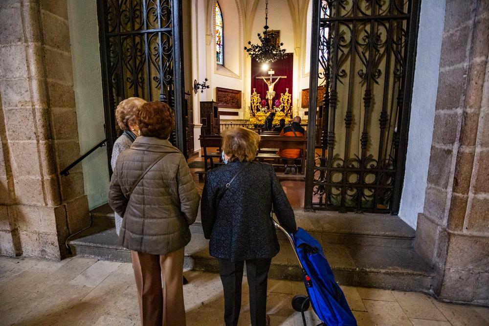 Reportaje con la concejal de Ciudadanods y concejala de turismo Eva  MarÁ­a MasÁ­as, sobre el turismo en Semana Santa, fotos de los altares en la catedral y balcones y escaparates adornados con temas religiosos y de Semana Santa, Eva MasÁ­as por la Plaza   / RUEDA VILLAVERDE