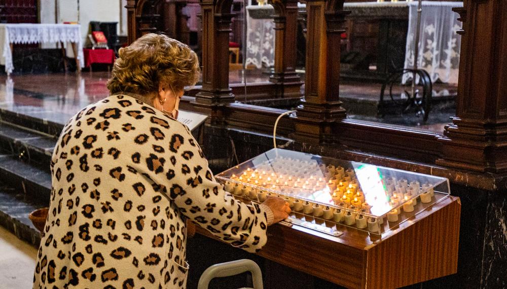 Reportaje con la concejal de Ciudadanods y concejala de turismo Eva  MarÁ­a MasÁ­as, sobre el turismo en Semana Santa, fotos de los altares en la catedral y balcones y escaparates adornados con temas religiosos y de Semana Santa, Eva MasÁ­as por la Plaza   / RUEDA VILLAVERDE