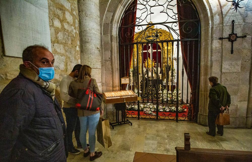 Reportaje con la concejal de Ciudadanods y concejala de turismo Eva  MarÁ­a MasÁ­as, sobre el turismo en Semana Santa, fotos de los altares en la catedral y balcones y escaparates adornados con temas religiosos y de Semana Santa, Eva MasÁ­as por la Plaza   / RUEDA VILLAVERDE