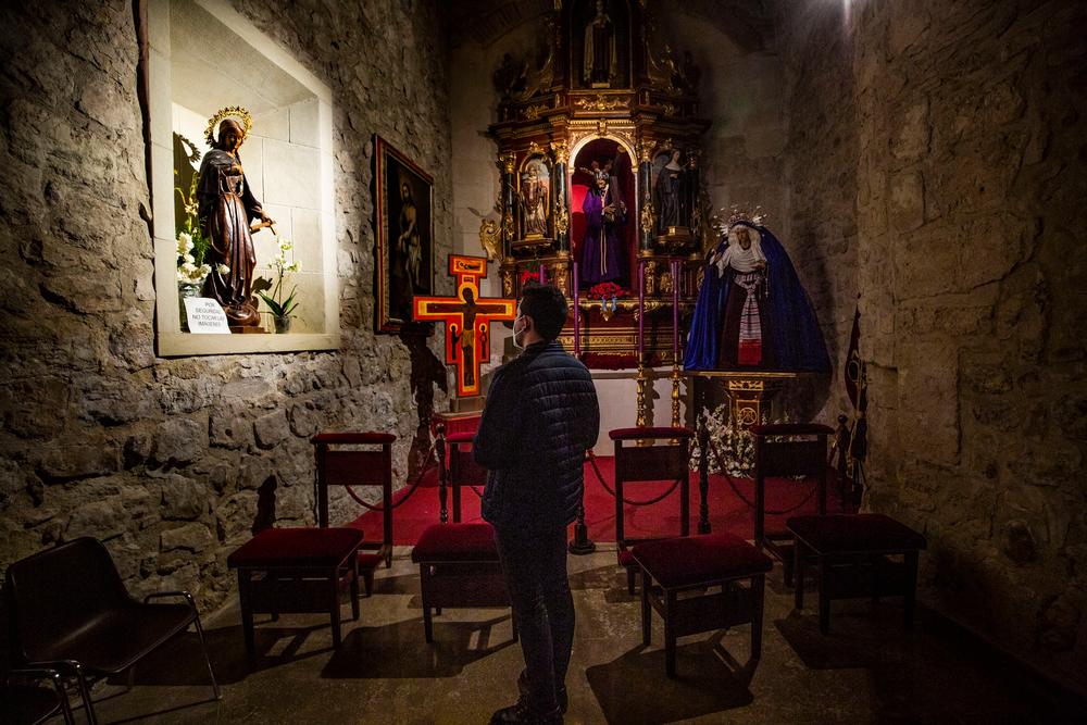 semana santa, gente rezando en San Pedro, coronavirus, rezo, rezando, cristo de labuena muerte y el Nazareno  / RUEDA VILLAVERDE