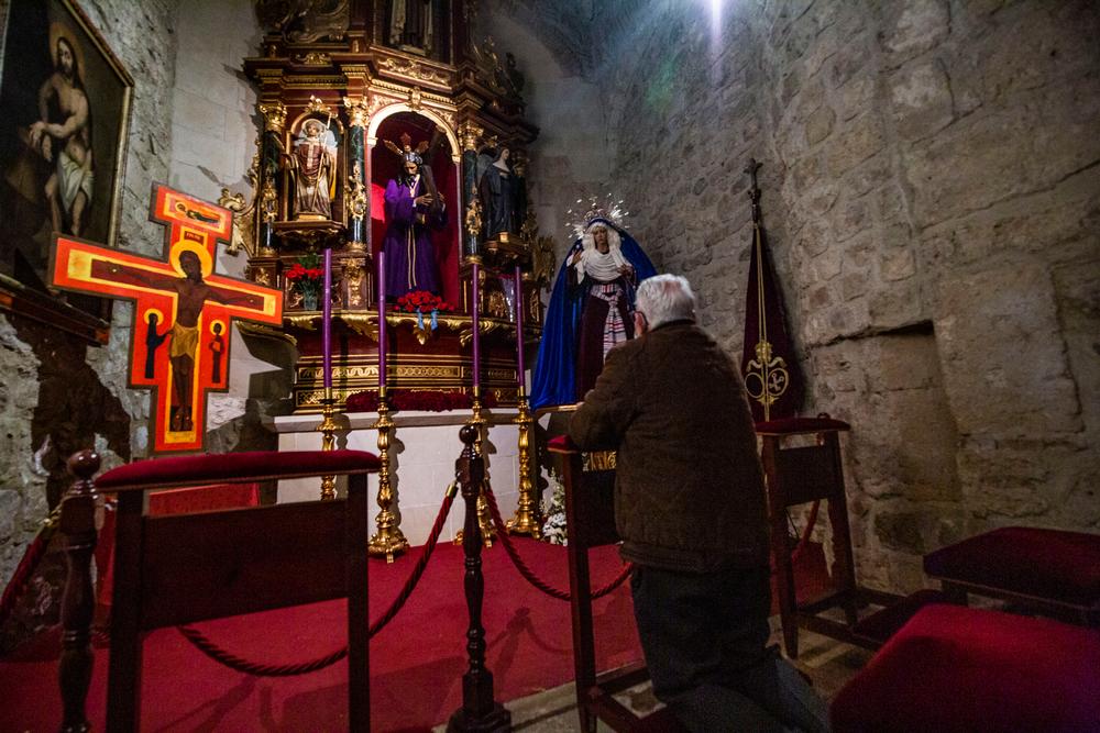 semana santa, gente rezando en San Pedro, coronavirus, rezo, rezando, cristo de labuena muerte y el Nazareno  / RUEDA VILLAVERDE