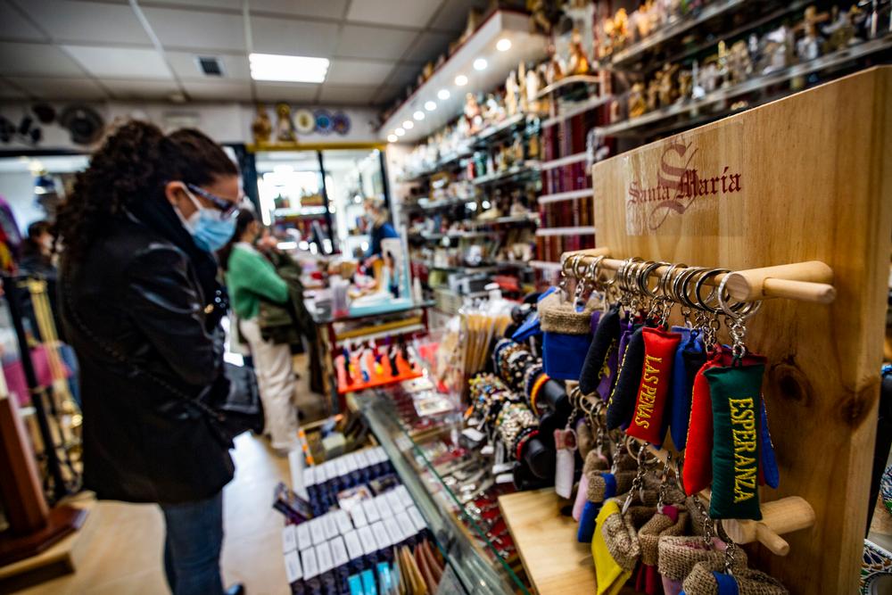 reportaje sobre la criis en los comercio que venden velas y articulos de semana santa, coronavirus, pandemia tienda de productos religiosos en la catedral Santa MarÁ­a  / RUEDA VILLAVERDE