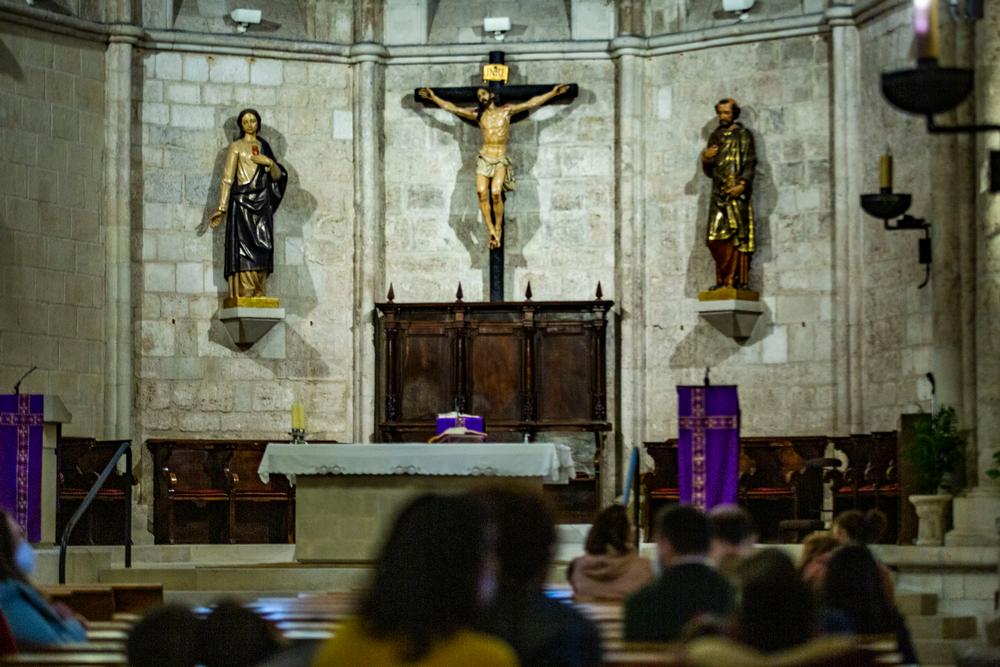 semana santa, gente rezando en San Pedro, coronavirus, rezo, rezando, cristo de labuena muerte y el Nazareno  / RUEDA VILLAVERDE