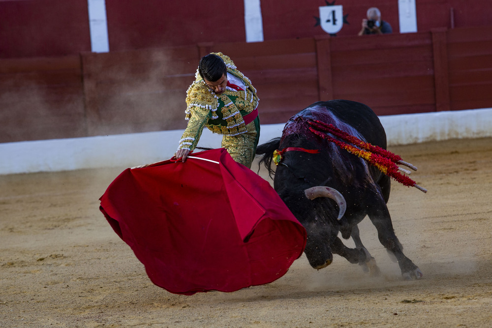 corrida de toros en Alcazar de San juan con los toreros  Antonio Ferreras, Emilio de Justo vestido verde y Roca Rey  / RUEDA VILLAVERDE