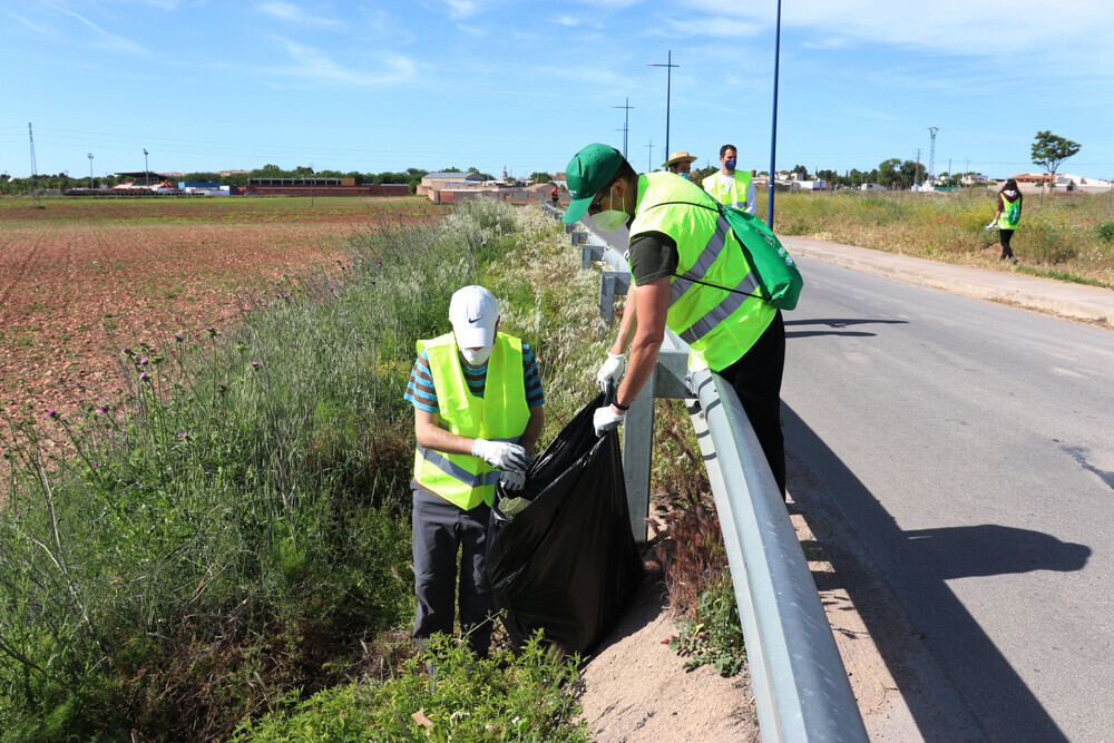 Más de treinta personas se unen a recoger ‘basuraleza’