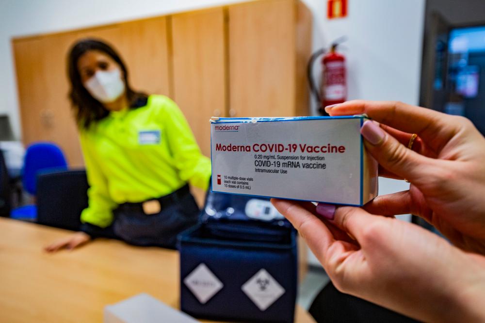 coronavirus, pandemia, reportaje sobre la vacunación del covid 19, vacuna Moderna, sanitarios vacunándose en la clinica Quirón de Ciudad Real,gente vacunándose del coronavirus, preparativos en el Hospital general de las dosis de vacuna que se ván a u  / RUEDA VILLAVERDE