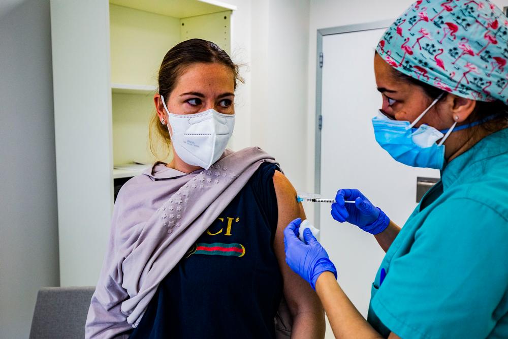 coronavirus, pandemia, reportaje sobre la vacunación del covid 19, vacuna Moderna, sanitarios vacunándose en la clinica Quirón de Ciudad Real,gente vacunándose del coronavirus, preparativos en el Hospital general de las dosis de vacuna que se ván a u  / RUEDA VILLAVERDE