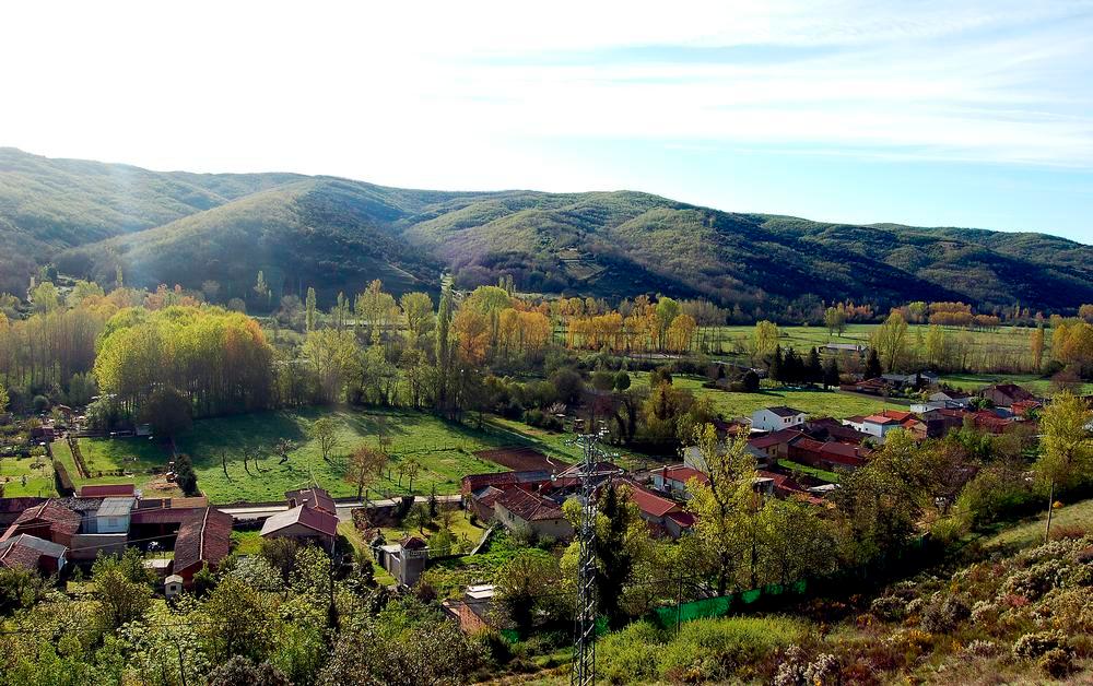 Vista de La Cándana. La normativa urbanística impide criar gallos en las mejores parcelas.