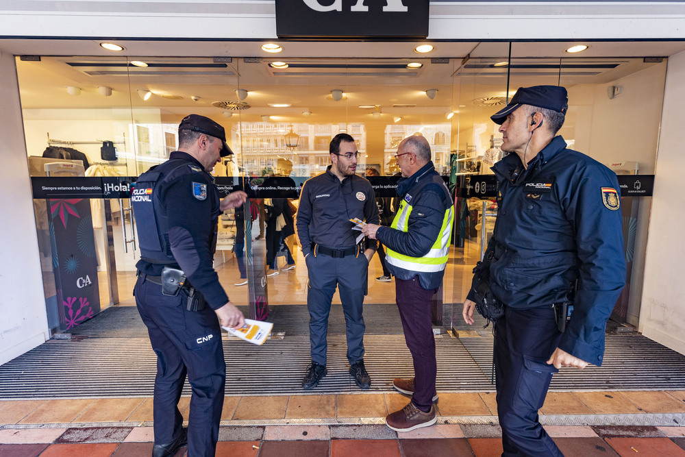 Policía Nacional, campaña comercio seguro de la Policían Nacional, policía nacional, visitando los comercios de ciudad real, seguridad, vigilancia de la policia nacional en los comercios  / RUEDA VILLAVERDE